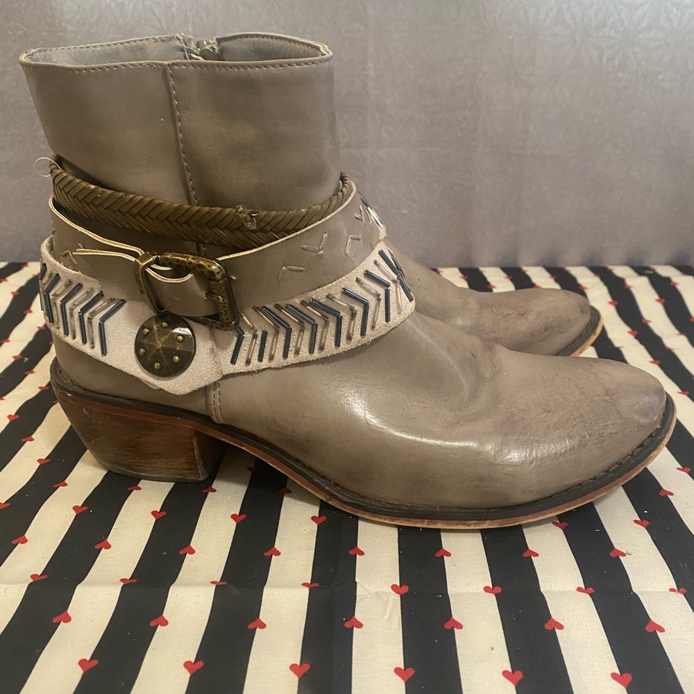 Avanti Grey ankle boots
